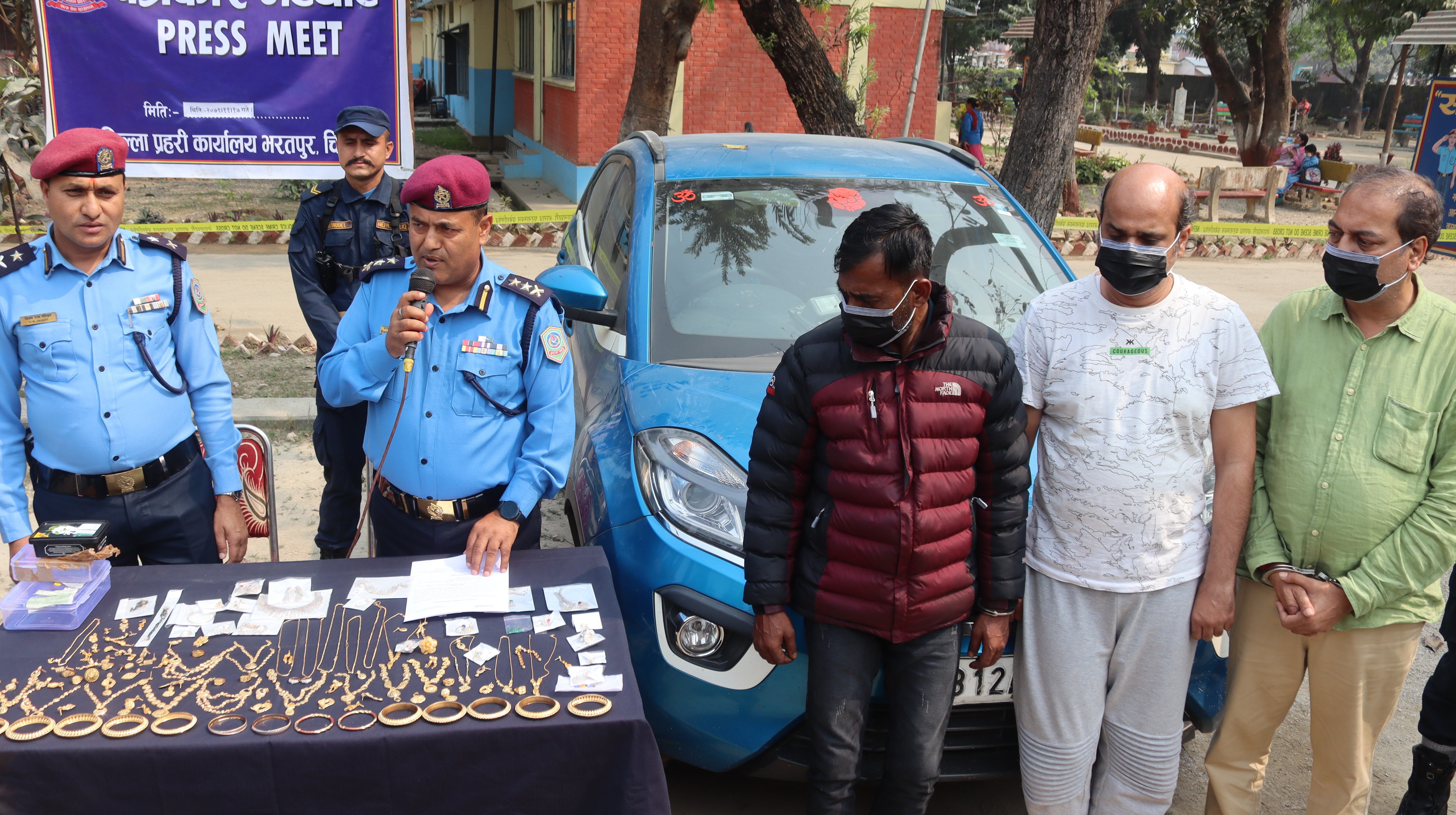 एक करोडभन्दा बढीको सुन र हीराका गहनासहित तीन जना पक्राउ