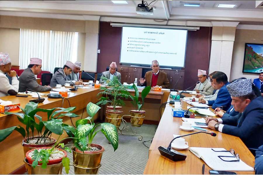 पूँजीगत खर्च बढाउन र चालु खर्च घटाउन अर्थमन्त्रीको सचिवहरुलाई निर्देशन