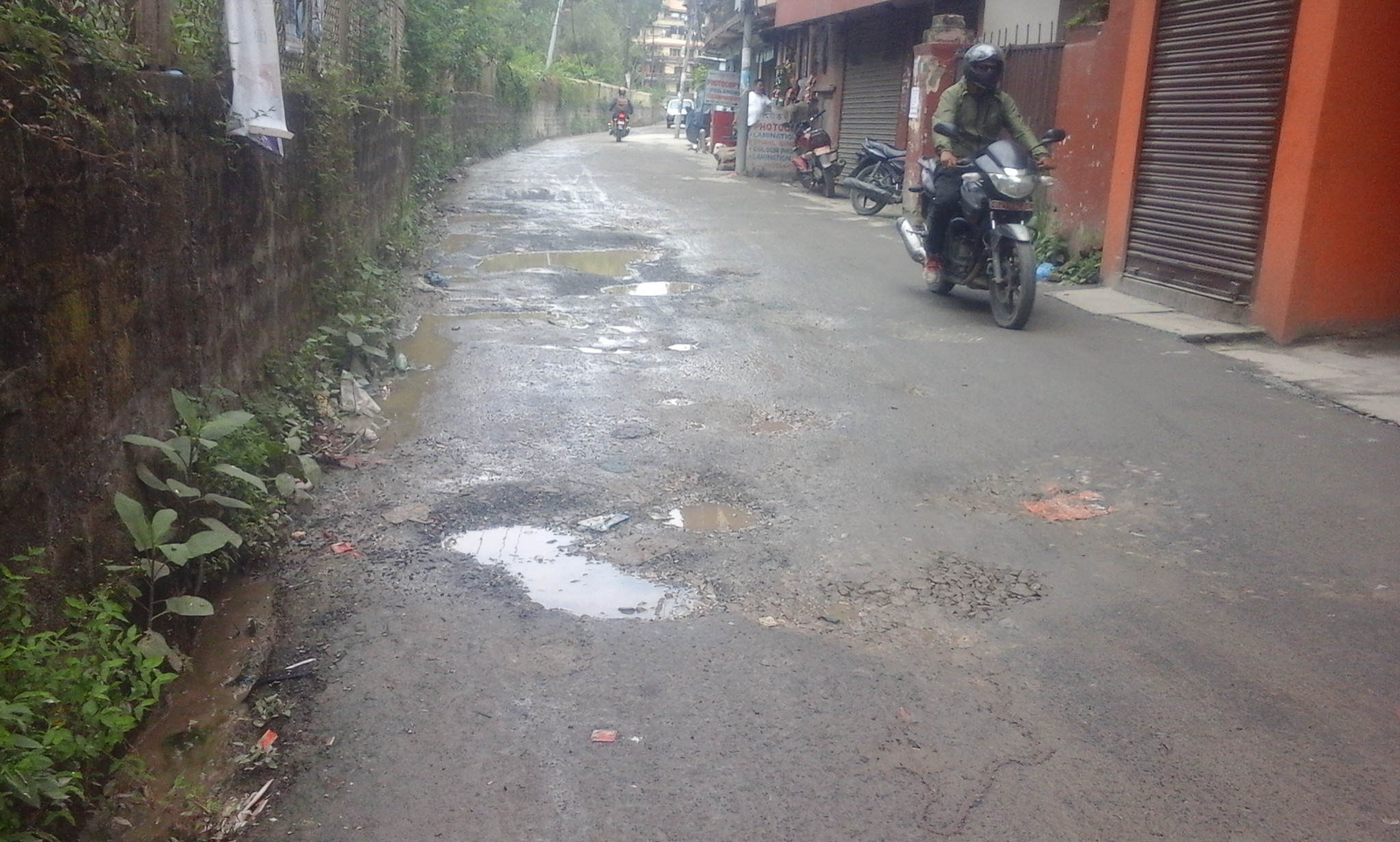 काठमाडौँ महानगरले गरेको कालोपत्रे तीन महिनामै यस्तो, वर्षामा हिलो र हिउँदमा धुलो खाँदै यात्रु