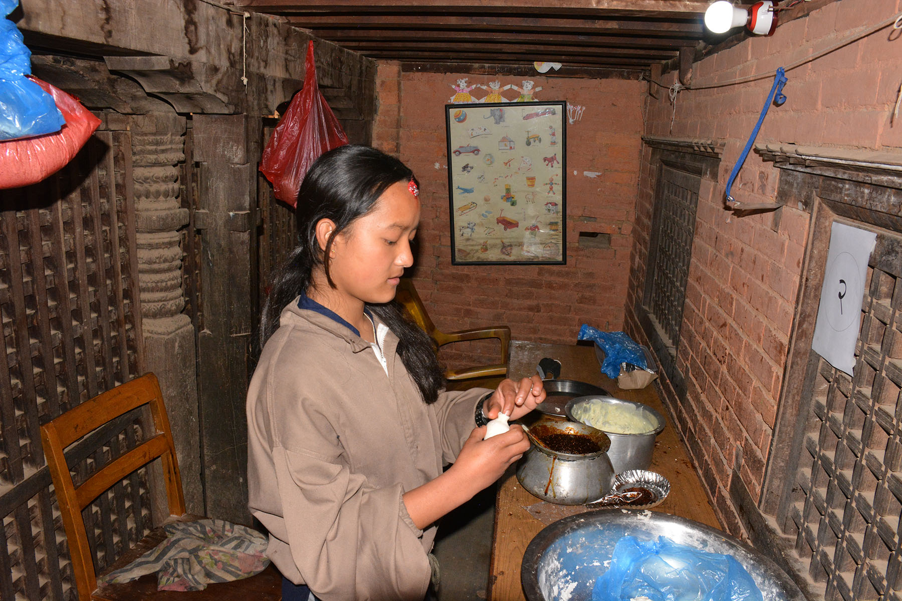 विद्यार्थीहरुबाट खाजा घर सञ्चालन दैनिक ६० देखि ७० हजार आम्दानी