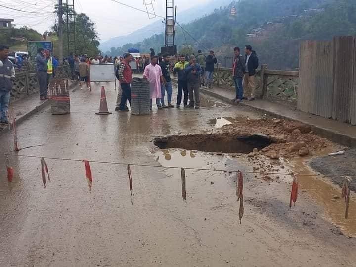 पुल भासिएपछि पृथ्वीराजमार्गमा सवारी आवागमन अवरुद्घ