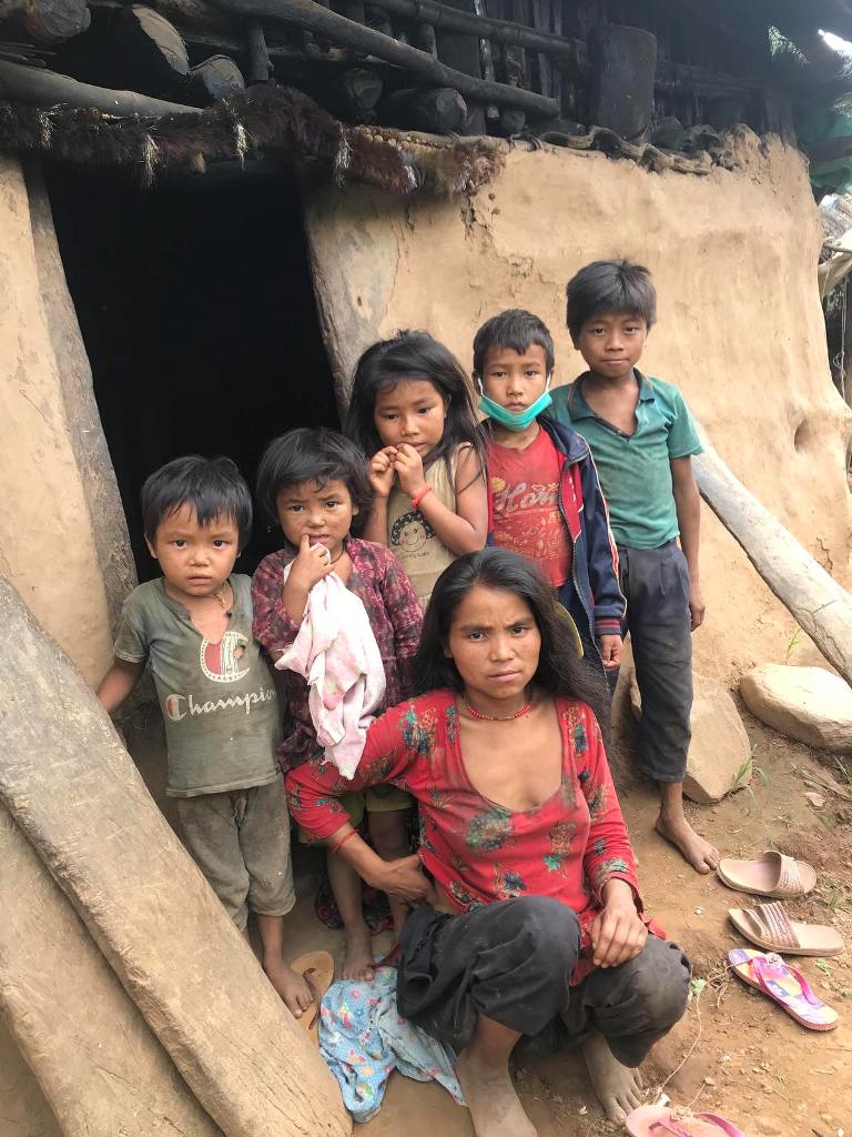 गरिब हुनुको पीडा : काम्दै र भोकभोकै विद्यालय जान्छन् चेपाङ बालबालिका