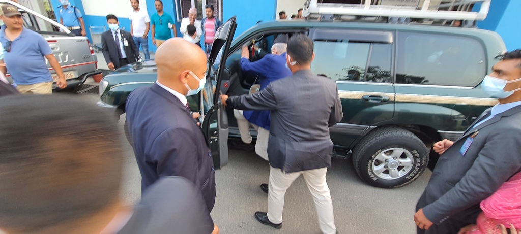 निजी गाडीमा चितवन डुल्दै प्रधानमन्त्री देउवा 