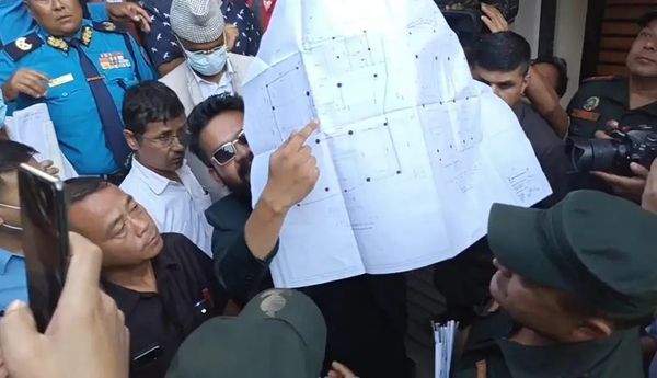 नक्सा देखाएँ, डोजर चलाएँ, मैले के बिराएँ ?