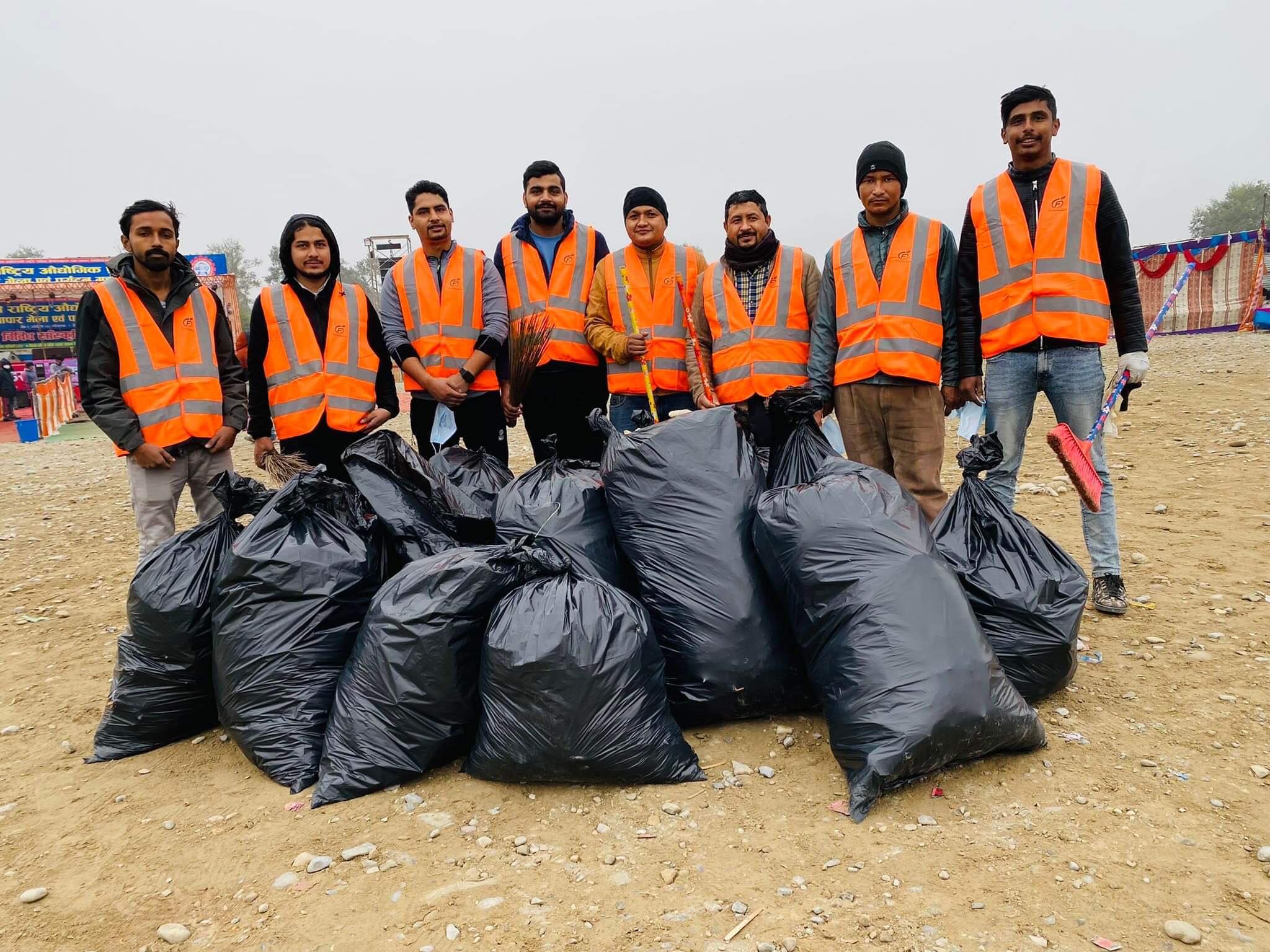 हरेक दिन निःशुल्क मेलाको फोहोर टिप्छन यि युवा 