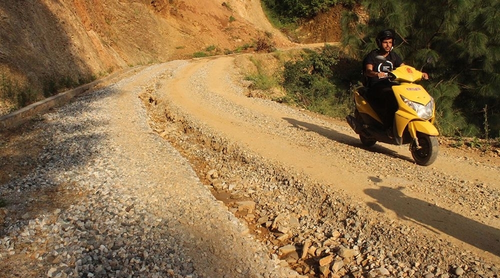 पर्वतमा करोडौँ लागतका सडक अधुरै