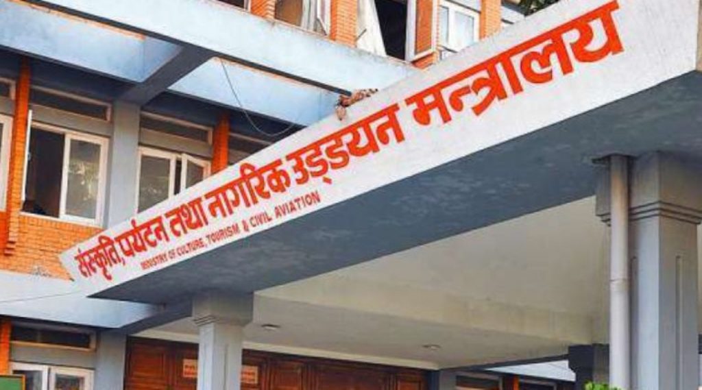 सगरमाथा आरोहण गर्दै दृष्टिविहीन अमिट : सरकारद्धारा रोयल्टी मिनाहा गरी थप १० लाख सहयोग 