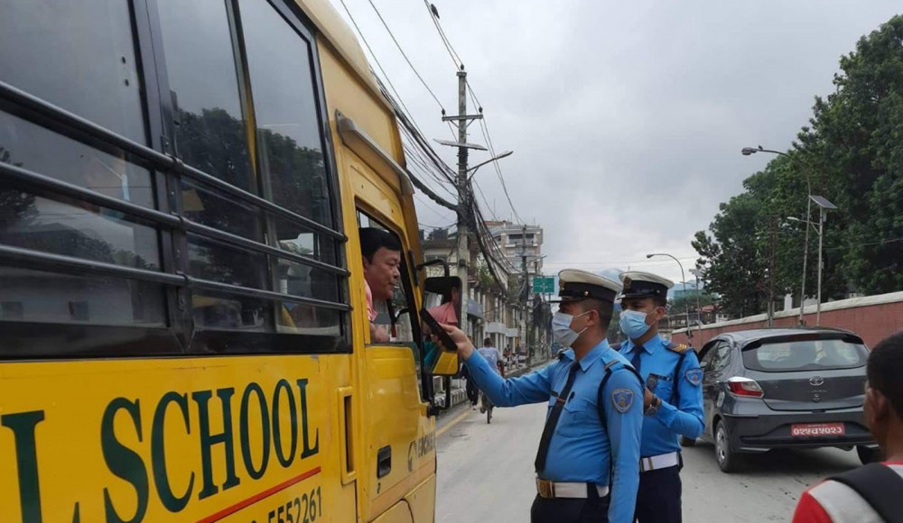 मापसे गरेरै स्कुल बस सरर...!
