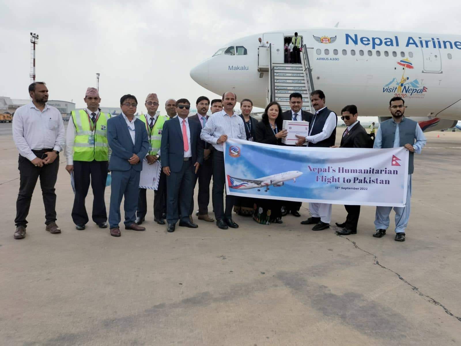 नेपालले दियो पाकिस्तानलाई २२ टन राहत सामग्री, कराँचीस्थित विमानस्थलमै पुगेर हस्तान्तरण 