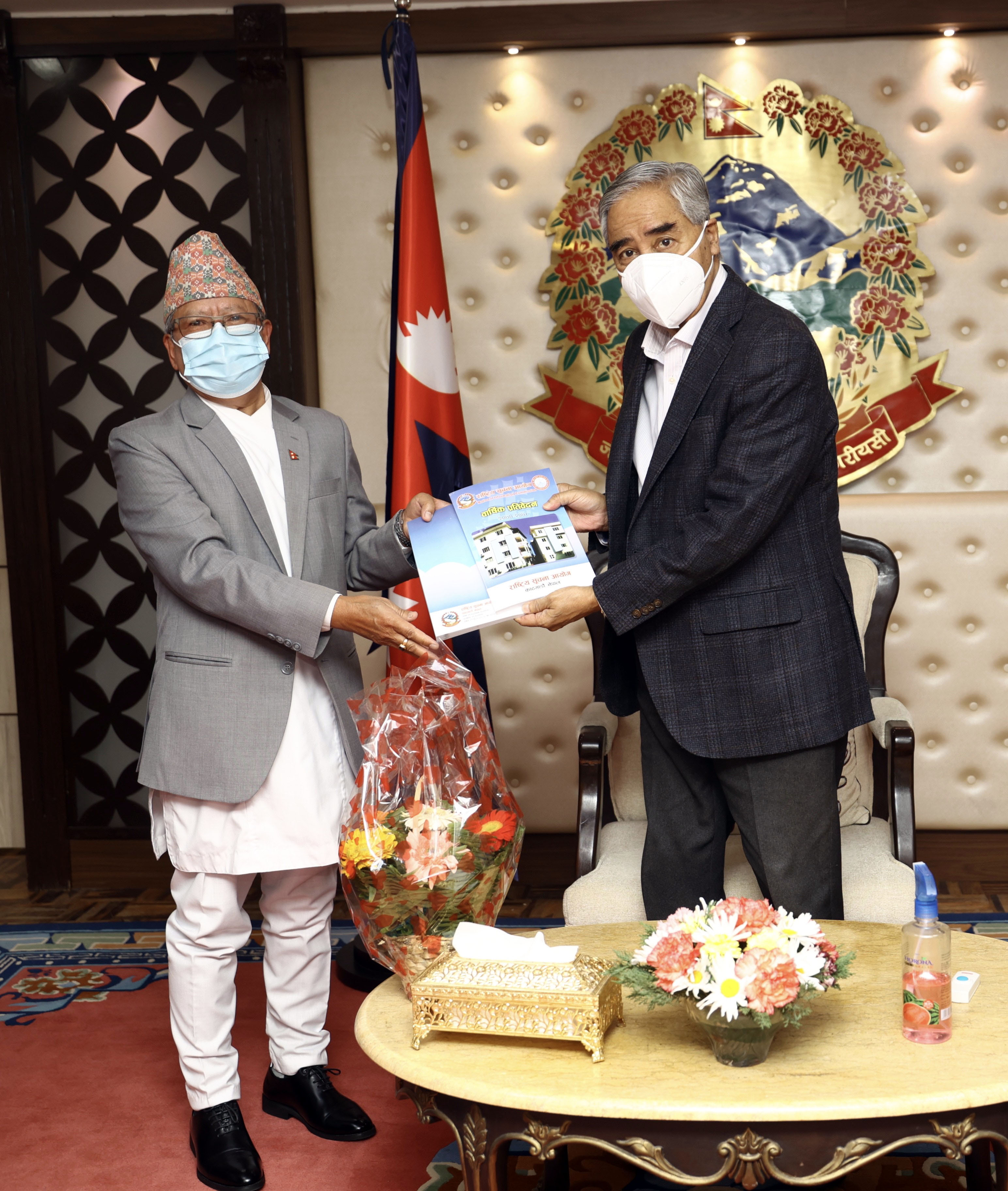 सूचना आयोगको प्रमुखद्धारा प्रधानमन्त्रीसमक्ष वार्षिक प्रतिवेदन पेश