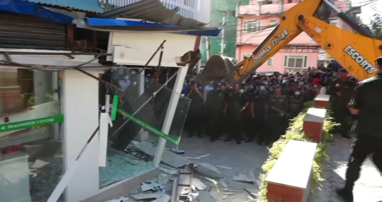 अल्फाबिटाको अवैध संरचनामा बालेनले चलाए डोजर