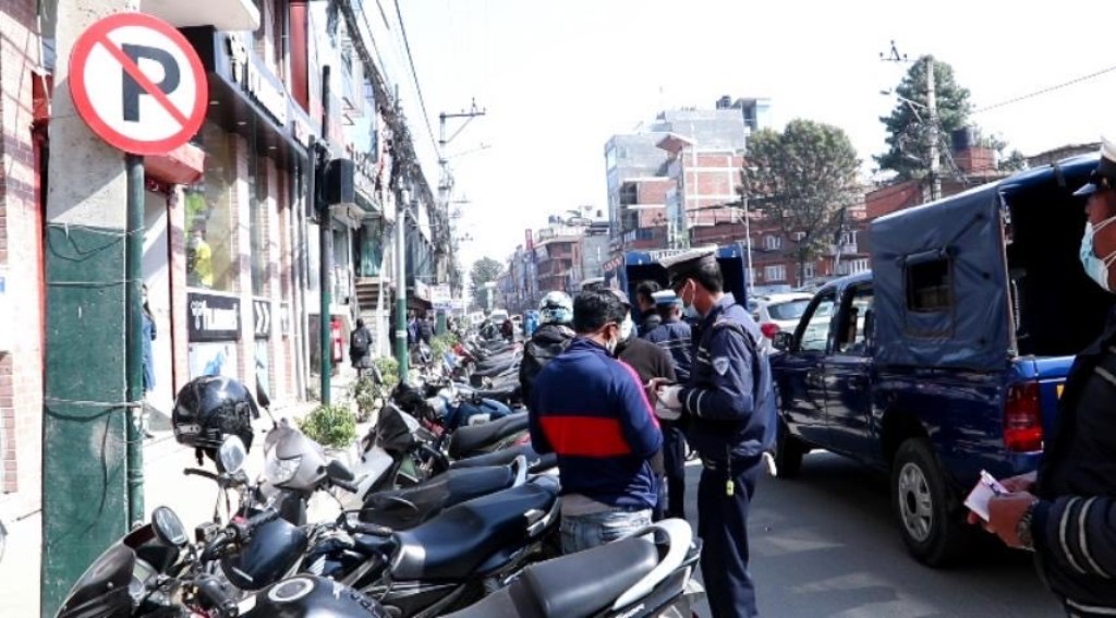 जथाभावी सवारी पार्किङ गरे ठाउँका ठाउँ जरिवाना, उपत्यकामा स्वीप अपरेशन शुरु, आजै १३७ कारवाहीमा 