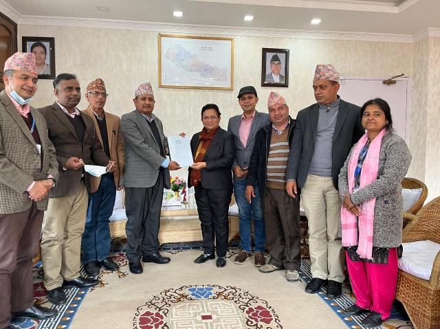 ऊर्जामन्त्री समक्ष हाइड्रोजन ऊर्जासम्बन्धी प्रतिवेदन पेश