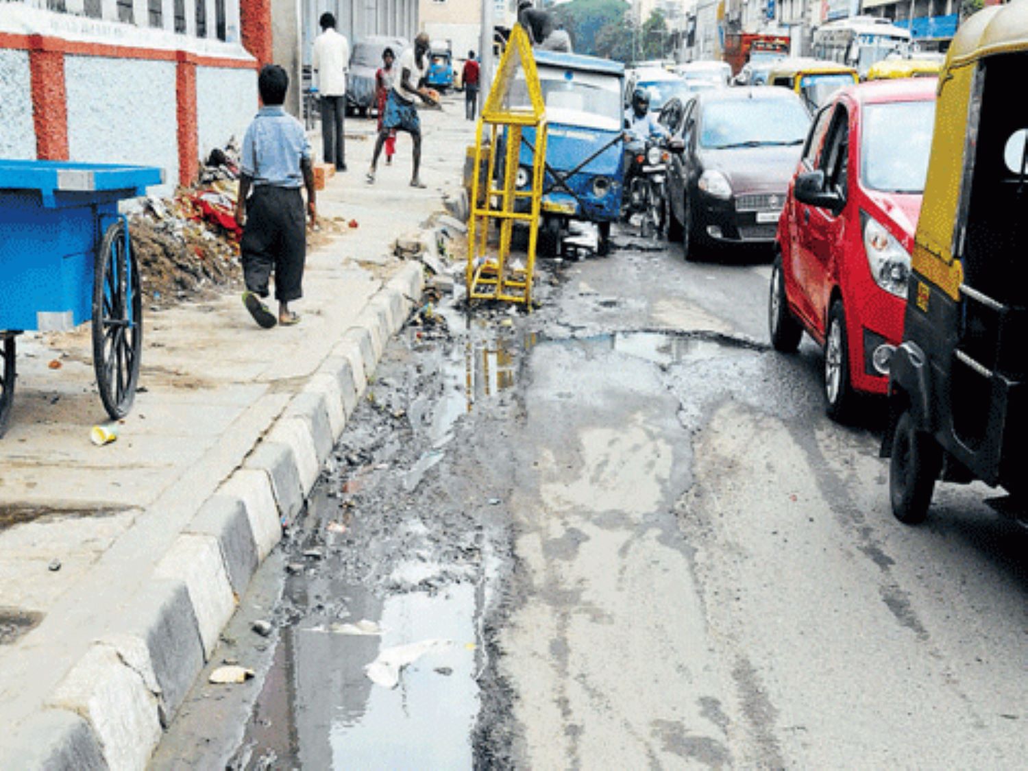 मेलम्चीको पानी वितरणका लागि विच्छाइएका पाइपबाट चुहावट