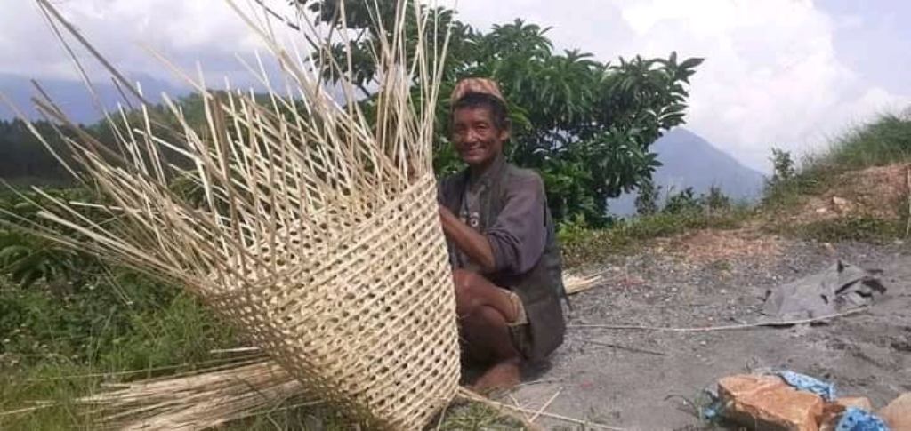 डोको बुनेरै बित्यो चुमबहादुरको ५० वर्ष