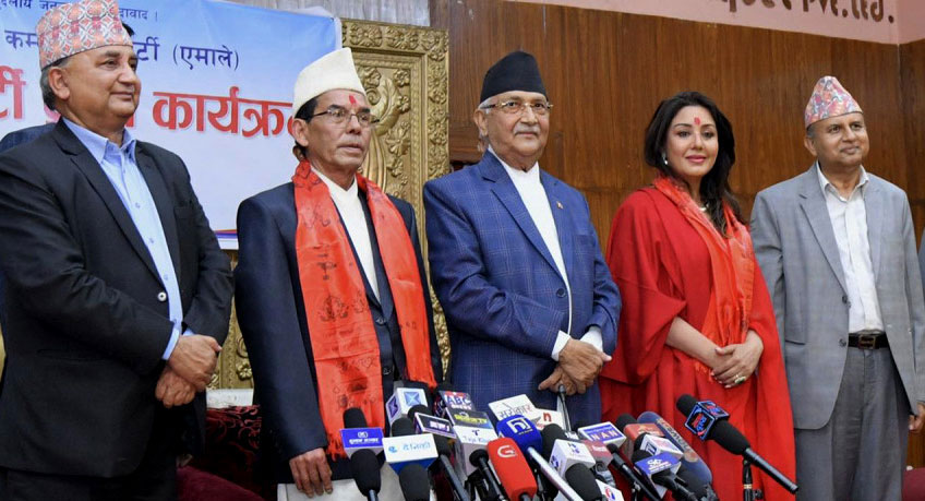 पूर्वमन्त्री सिंह र कलाकार करिश्मा मानन्धर एमालेमा प्रवेश