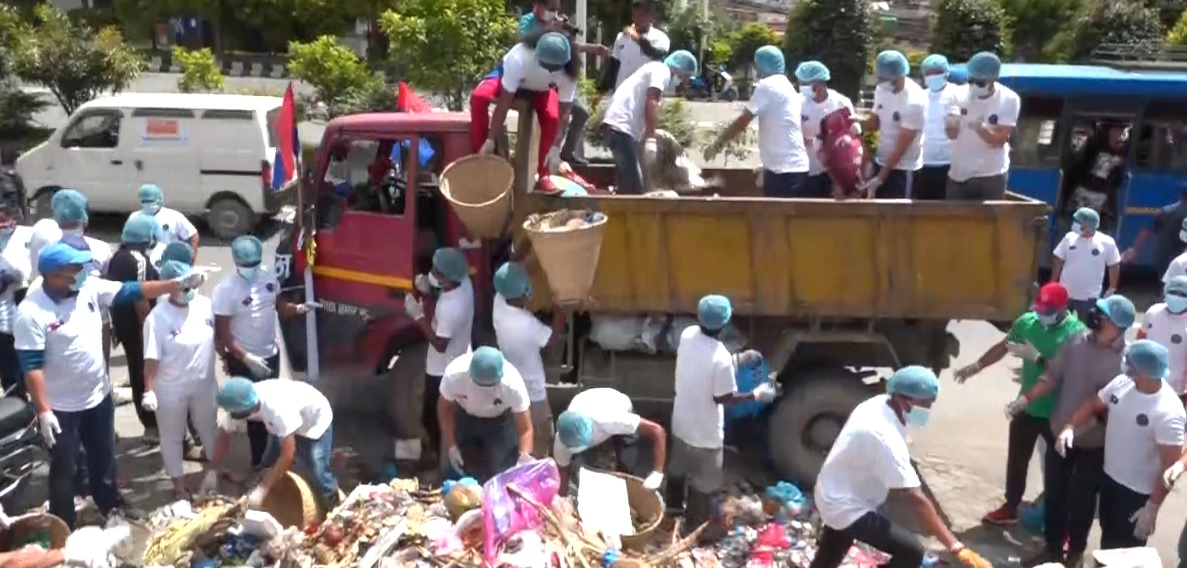 युवा संघद्धारा काठमाडौंका विभिन्न स्थानमा फोहोर संकलन