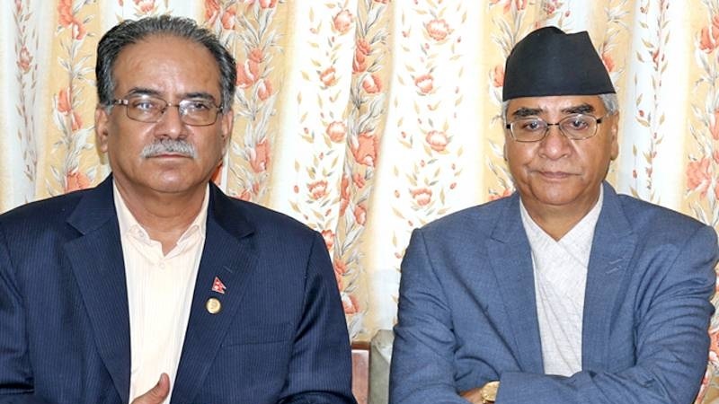 प्रधानमन्त्री देउवालाई भेट्न प्रचण्ड बालुवाटारमा