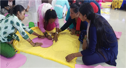 स्वरोजगार : डल, कुशन बनाउँदै महिला 