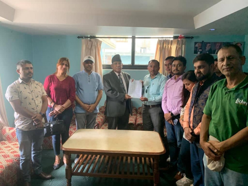 लगानीकर्ताहरुले प्रचण्डलाई बुझाए ज्ञापनपत्र, पूँजी बजारमा देखिएका समस्या समाधान गर्न पहल गर्ने आश्वासन