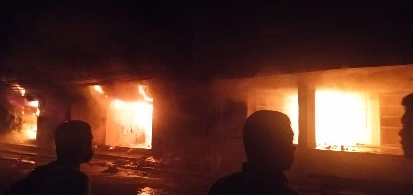 चितवनको नारायणगढमा भिषण आगलागी, क्षतिको विवरण आउन बाँकी 