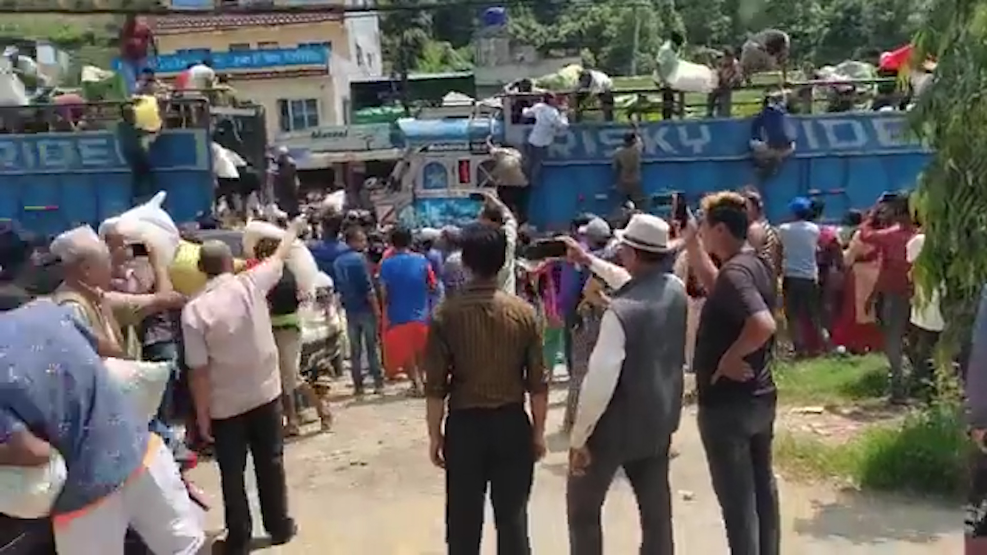 भन्सार छलेर ल्याइएका दुई गाडी मल लिएर गाउँ हिंडे किसान