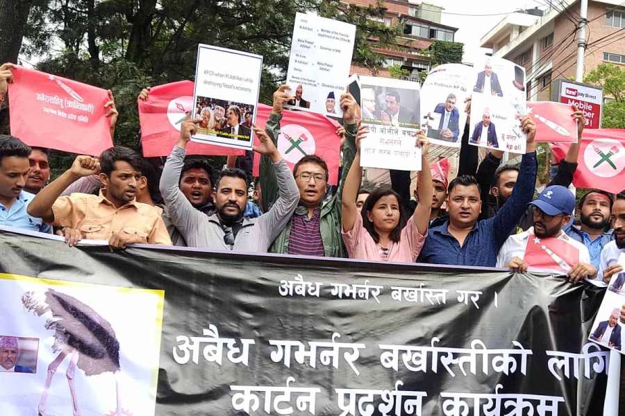 गभर्नर अधिकारीको बर्खास्ती माग गर्दै माइतीघरमा  विद्यार्थीको कार्टुन प्रदर्शन