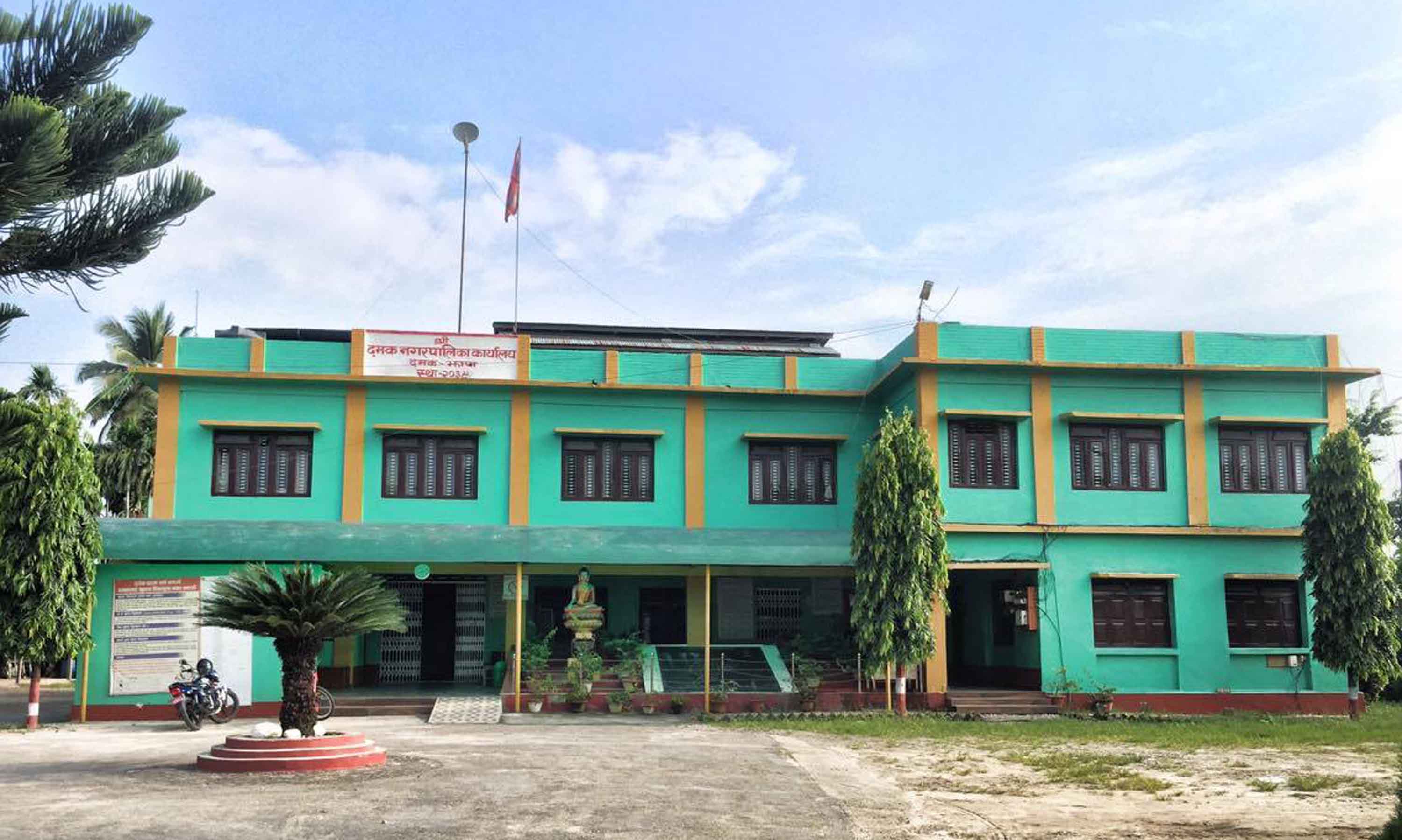 नगरपालिकाद्वारा दमक क्याम्पसलाई १० लाख सहयोग