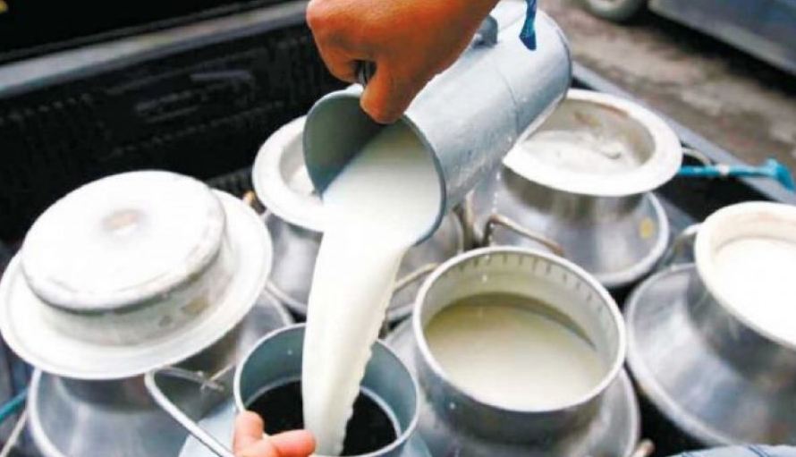 डीडीसीले तोकेको दुधको मूल्य निजी डेरीले नमान्ने, लिटरमा  बढाए १० रुपैयाँ