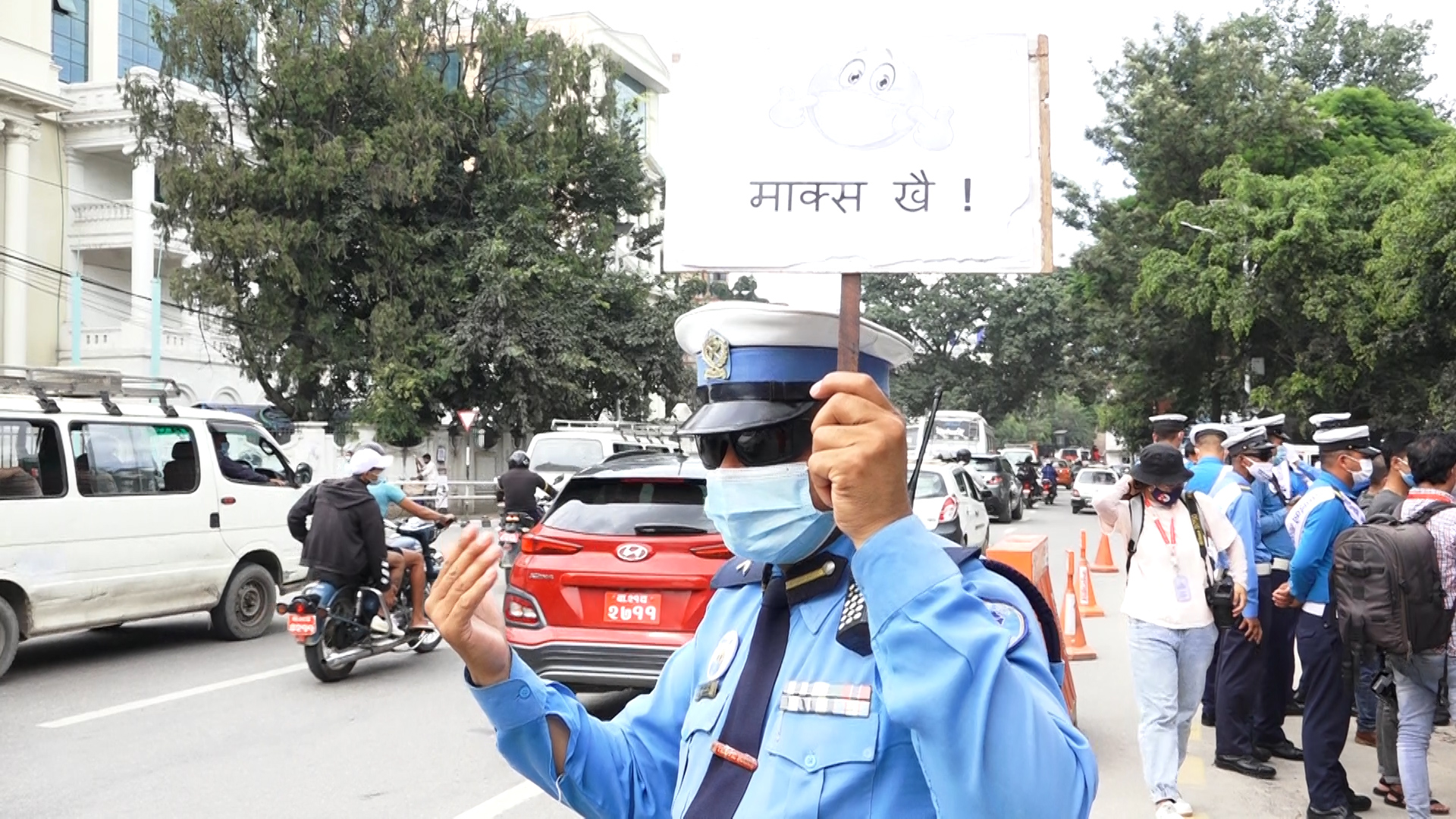 मास्क लगाउनुस है ! नत्र १०० रुपैयाँ जरिवाना तिर्नुपर्ला 