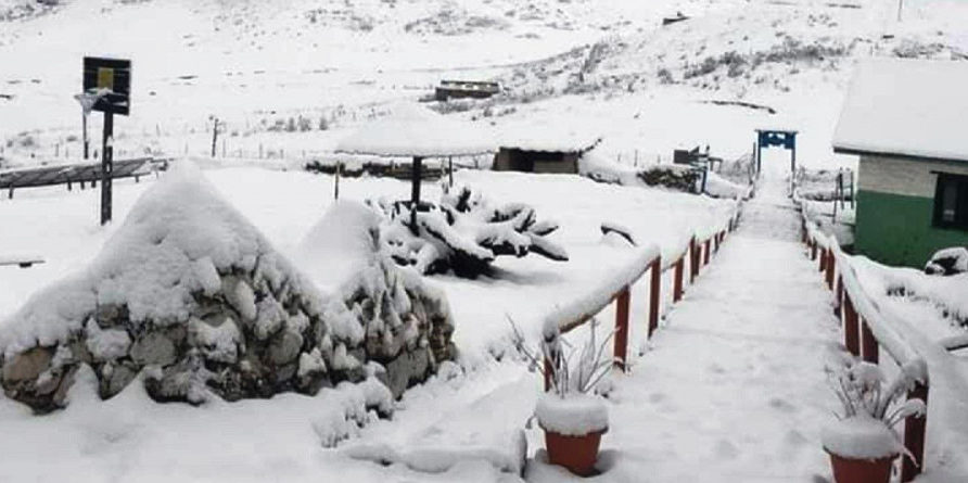 जुम्लामा हिउँमा फसेका ५५ जनाको हेलिकोप्टरमा उद्धार गरिँदै, २ जनाको मृत्यु