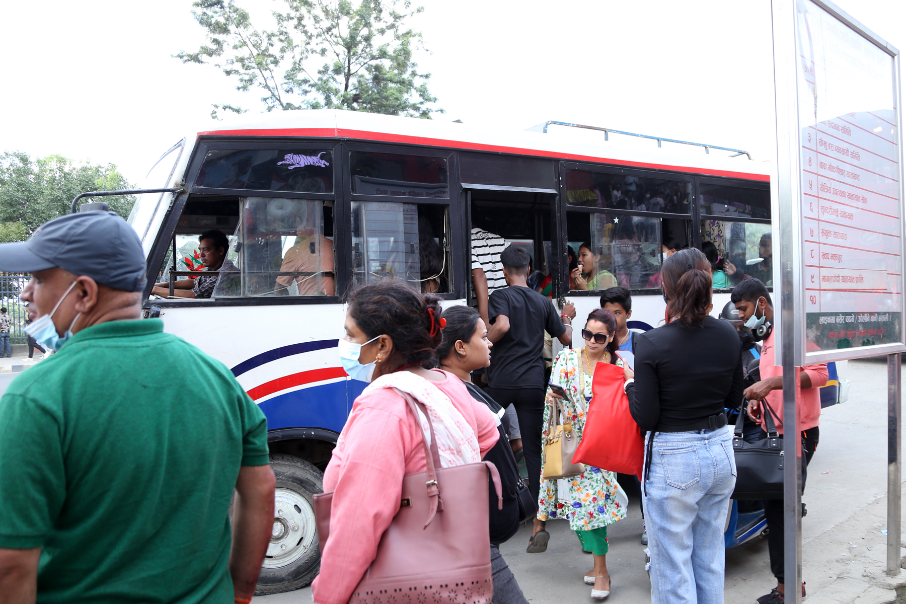 विशिष्टको निजी सवारी मोह, सार्वजनिक यातायात अस्तव्यस्त