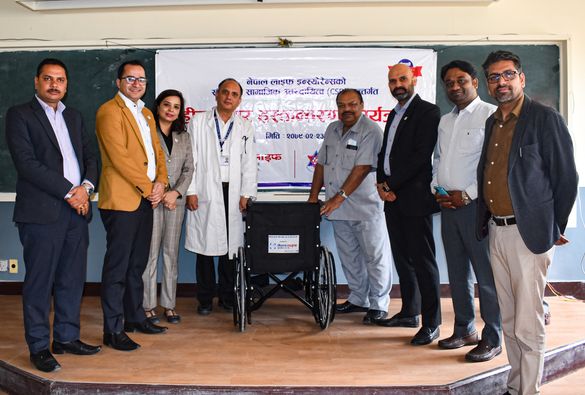 नेपाल लाइफ इन्स्योरेन्सद्धारा त्रिवि शिक्षण अस्पताललाई ह्वीलचियर हस्तान्तरण