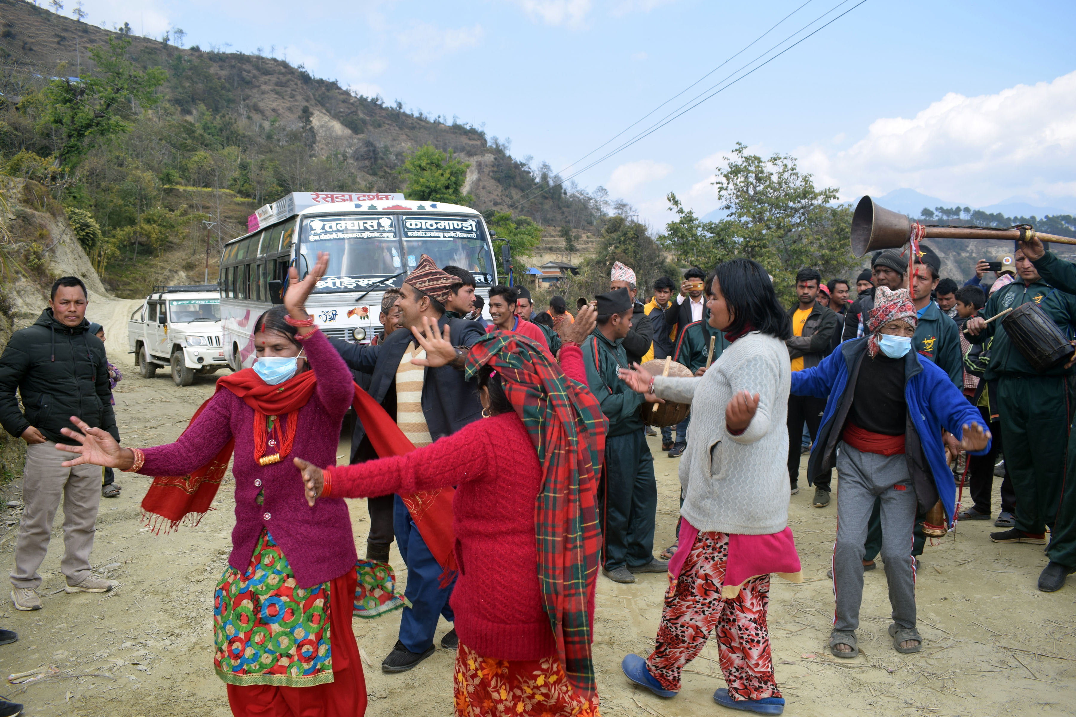 विकासको गतिमा गुल्मी, दुर्गम दर्लिङमा पहिलोपटक बस पुग्यो