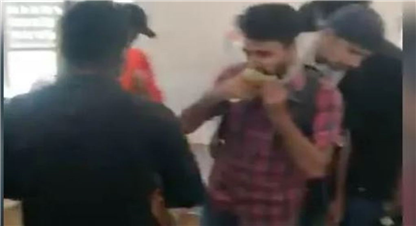 श्रीलंका संकटः राष्ट्रपति निवासमा छिरेका प्रदर्शनकारी किचनमा खानेदेखि पौडीमा रमाए