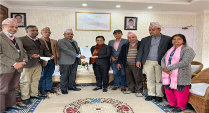 ऊर्जामन्त्री समक्ष हाइड्रोजन ऊर्जासम्बन्धी प्रतिवेदन पेश