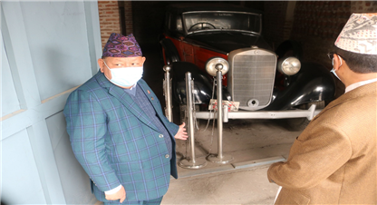 हिटलरले उपहार दिएको कार निरीक्षण गर्दै पर्यटनमन्त्री आले