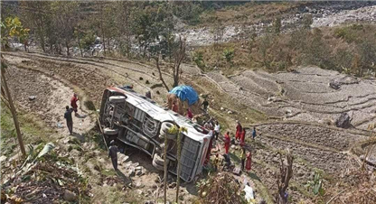 नुवाकोटको किस्पाङबाट काठमाडौँ आउँदै गरेको  बस भीरबाट खस्यो