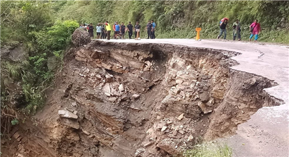  पृथ्वी राजमार्गमा सडक भासिदा यातायात अवरुद्ध