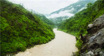 थुनिएको आठ घण्टापछि अरुण नदी बग्न थाल्यो, जलविद्युत् आयोजनाको डाइभर्सन टनेलमा पहिरो