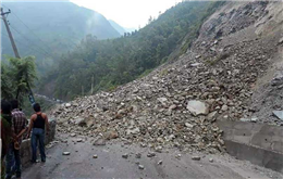 सुख्खा पहिरोको कारण अवरुद्ध भिमदत्त राजमार्ग सञ्चालन